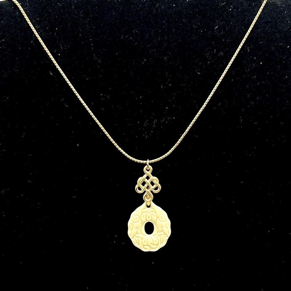*3/$20* Vintage inspired Avon gold tone and cream necklace